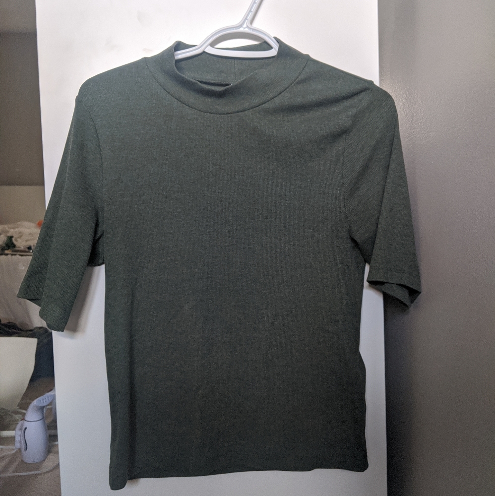 5/$25 Green mock neck t-shirt